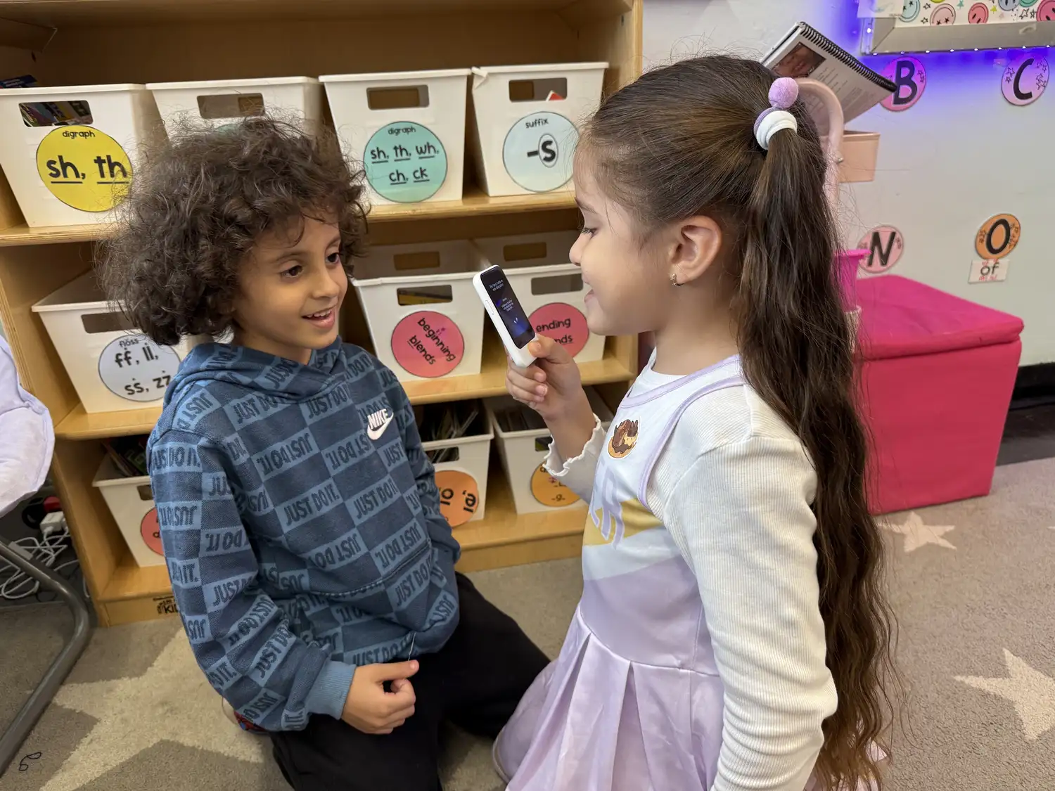 مدارس به ابزارهای ترجمه هوش مصنوعی برای حمایت از زبان‌آموزان روی آوردند 🤖📚