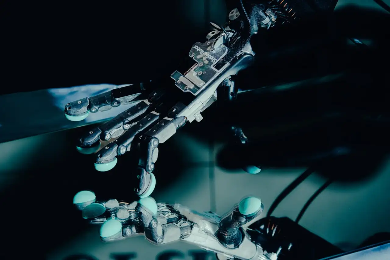 🤖 چالشهای رباتیک: دستهای مصنوعی و انقلاب انساننماها 🦾